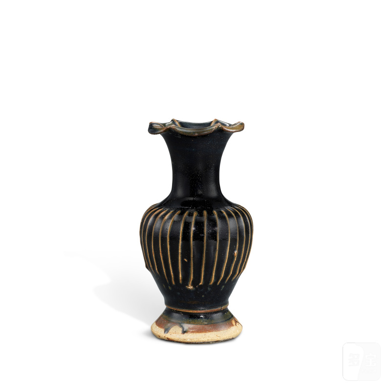 A Cizhou black-glazed ribbed floriform lobed vase, Jin dynasty | 金 磁州窰黑釉堆線紋百合口瓶 - 图2